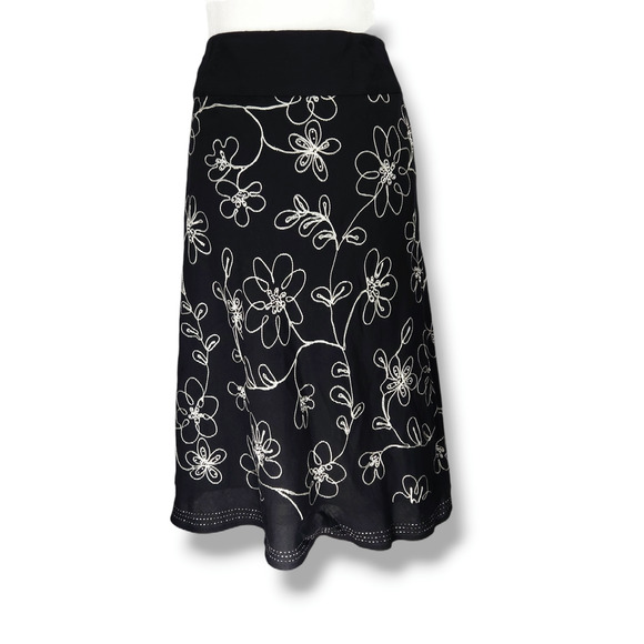 EUC Tweeds Linen Blend Flower Embroidery Lined Flare Skirt Sz. 8 Black White - Picture 1 of 8